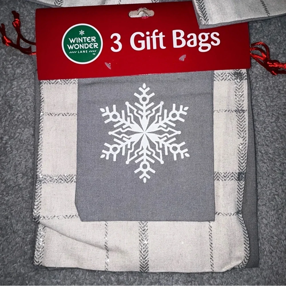 Winter Wonder Gray and White Gift Bags Set